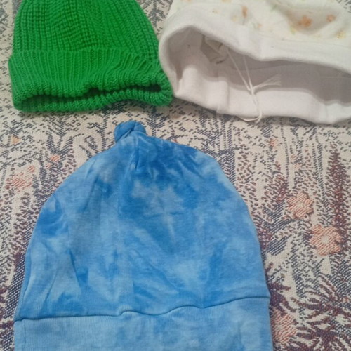 Baby hats like new, pack of 3, prenatal and Extreme Intimo, 6-9 months