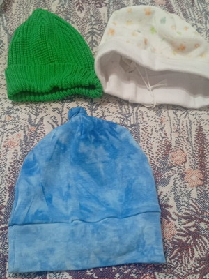 Baby hats like new, pack of 3, prenatal and Extreme Intimo, 6-9 months