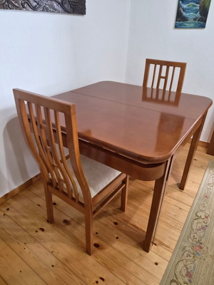Ξύλινο τραπέζι με επέκταση, 105x148 εκ., με δύο καρέκλες