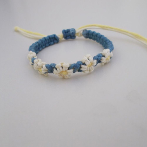 Macrame bracelet with daisies new, adjustable green and yellow