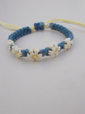 Macrame bracelet with daisies new, adjustable green and yellow
