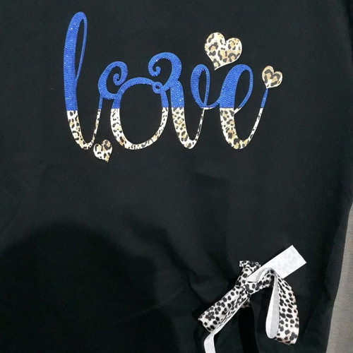 Γυναικεία μπλούζα μαύρη με σχέδιο Love από μπλε στρασάκια, καινούργια, μέγεθος S/M