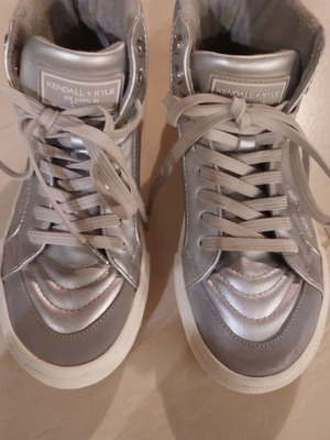 Kendall and Kylie women's shoes used, silver, size 39