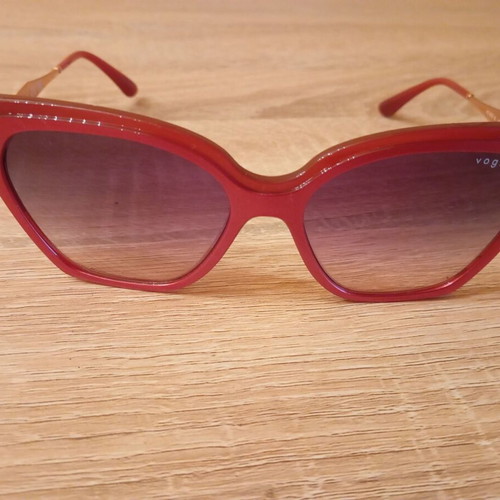 Vogue 322136 sunglasses like new, red with gold details