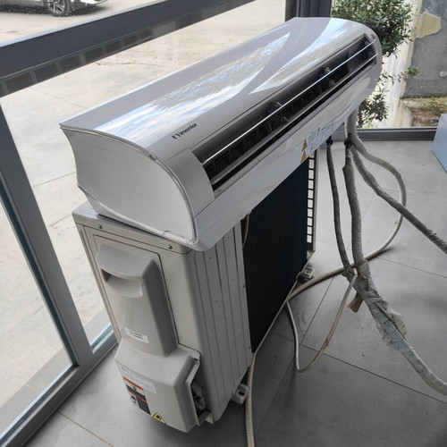 Inventor Comfort MFVI32-24 24,000 BTU air conditioner like new with free 12'' Equation