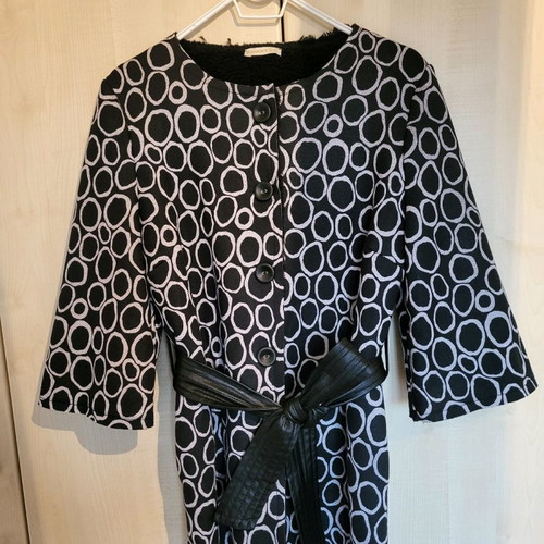 Coat with 3/4 sleeves, lined with fur, leather belt
