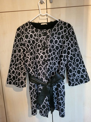 Coat with 3/4 sleeves, lined with fur, leather belt
