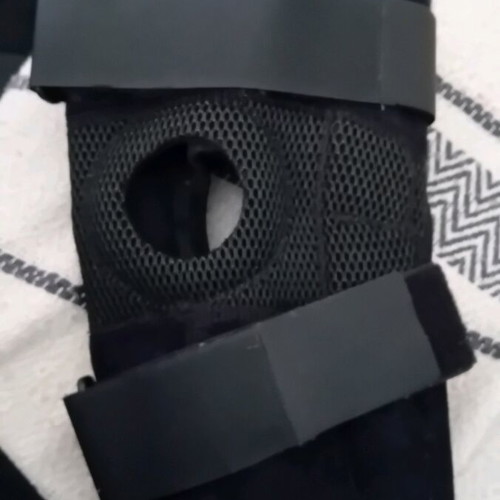 Uriel AC43D Knee Braces with Hole and Stays like new, One Size