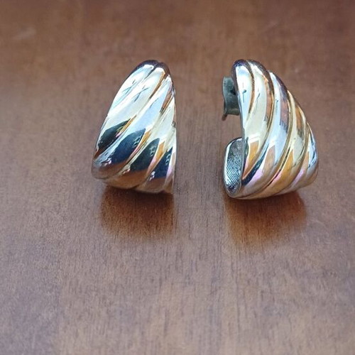 Earrings used gold and silver color