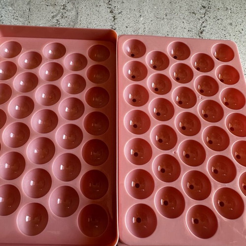 Ice tray like new for round ice cubes