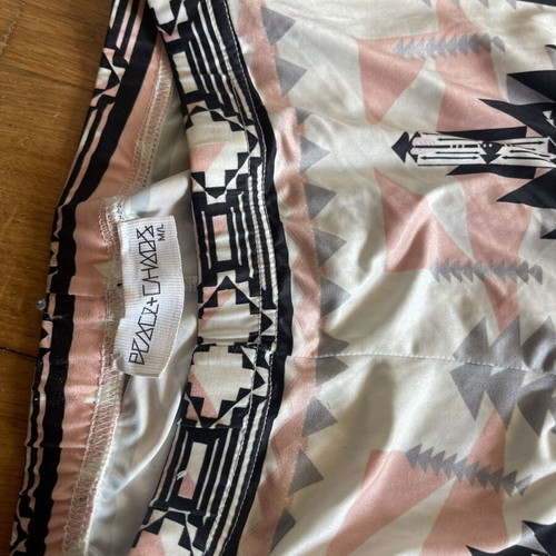 Peace And Chaos leggings like new, white and pink patterns