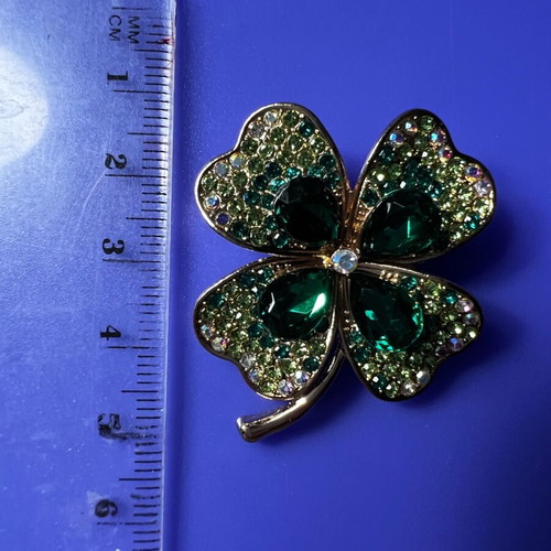 Brooch with green rhinestones new