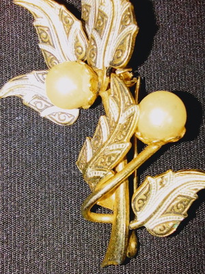 Vintage damascene brooch like new with pearls and enamel