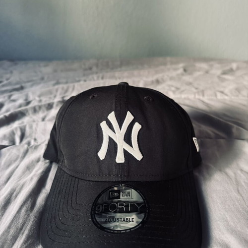 New York Yankees Hat New Era 9FORTY Adjustable, like new, black and white