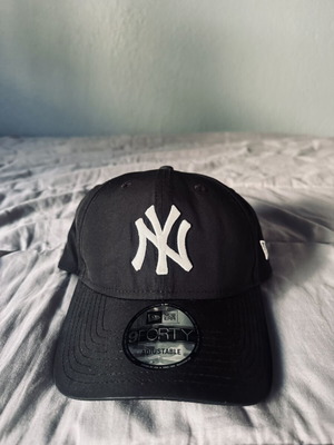 Καπέλο New York Yankees New Era 9FORTY ρυθμιζόμενο, σαν καινούργιο, μαύρο και άσπρο