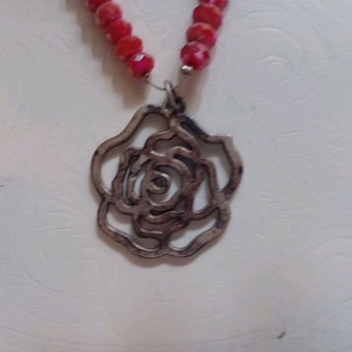 Long necklace with red beads and rose pendant new