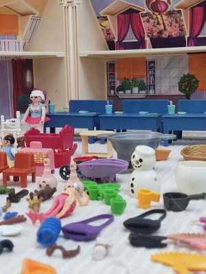 Playmobil used, various pieces from Playmobil themes
