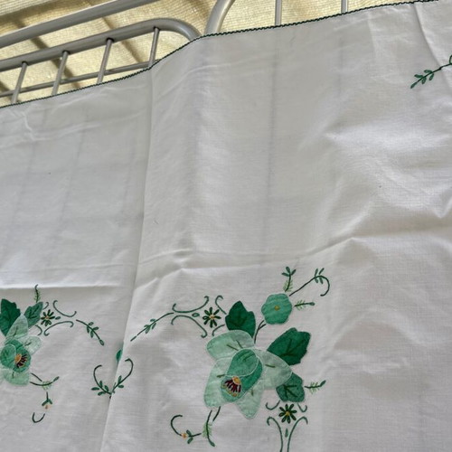 Square tablecloth with machine embroidery new, green design 40x40 cm