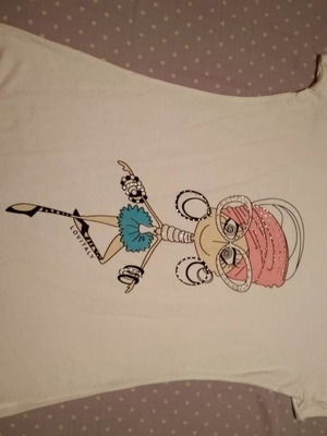 T-Shirt white medium with beautiful print and unique shoulder design, new