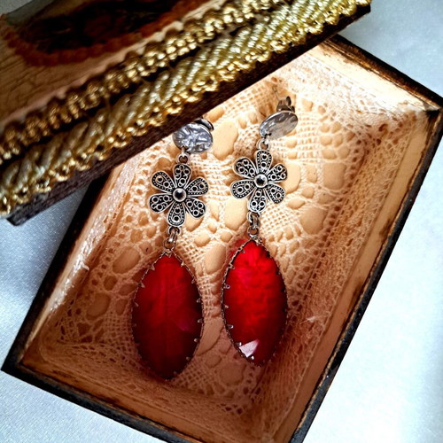 Earrings with red teardrop and silver flower, new