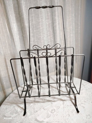 Vintage magazine and newspaper holder like new