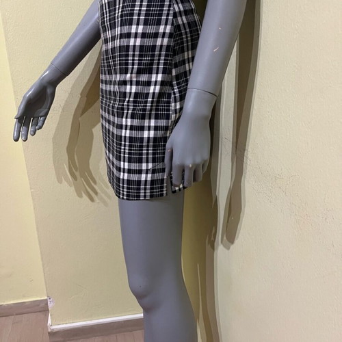 On off mini skirt like new, size M (fits S), black and white