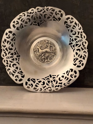 Vintage Metal Argente' fruit bowl like new with deer motif