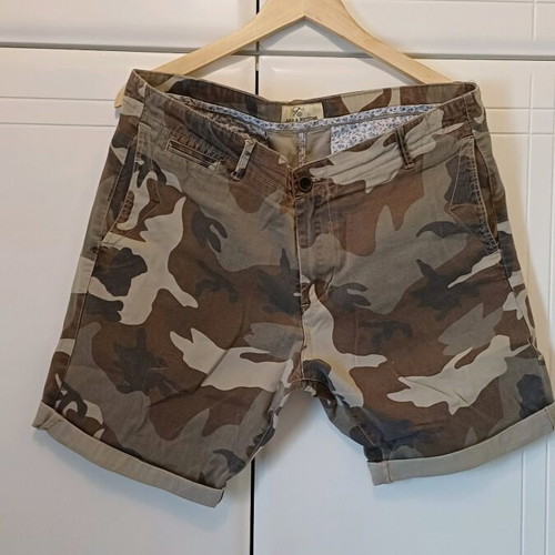 Men's khaki military style shorts XL used Brid And Buttons