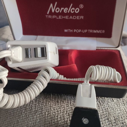 Norelco SC8130 Electric Shaver vintage, like new, with case