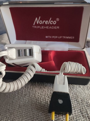 Norelco SC8130 Electric Shaver vintage, like new, with case