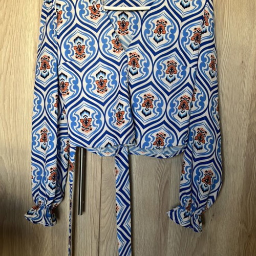 Enzzo short shirt like new, lightweight fabric, size S