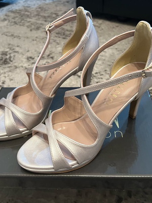 Ellen wedding shoe new, size 37, pearl color