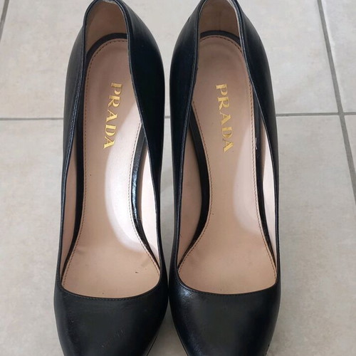 Prada black leather pumps size 39.5 like new