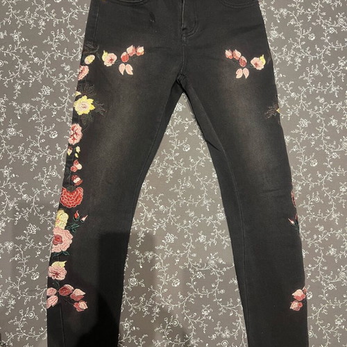 One Teaspoon jeans size 25 like new with floral embroidery