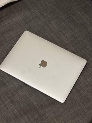 MacBook Pro 2019 used, 13 inch, 256GB, i5 processor