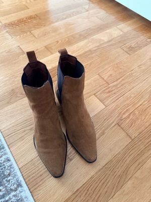 Μποτάκι σουέντ καφέ Zara μεταχειρισμένο, μέγεθος 40 με λάστιχο