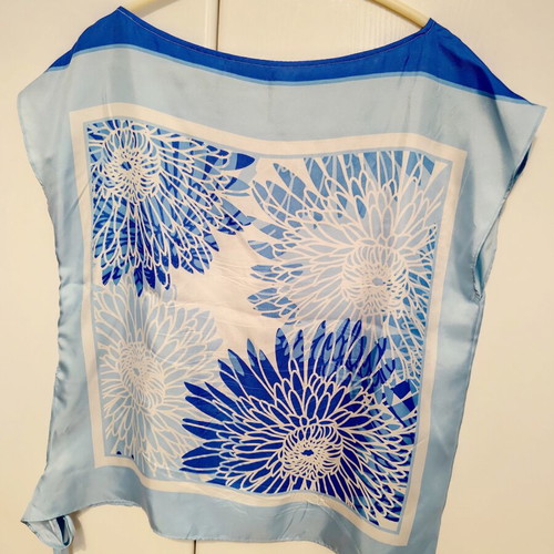 Banana Republic Silk Blouse like new, floral blue turquoise
