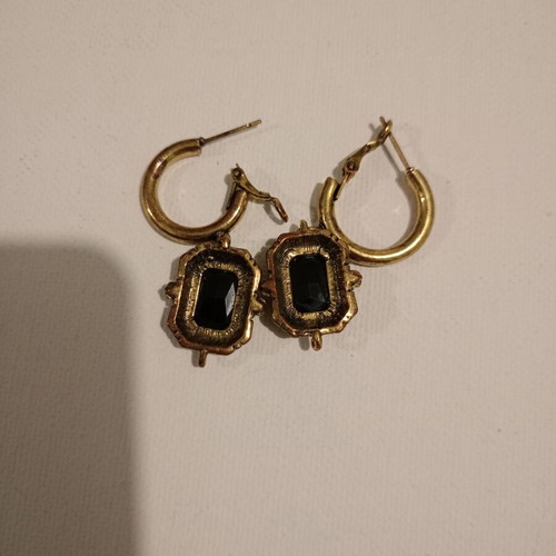 Women's earrings used with black stone and gold details
