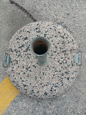 Umbrella base like new with handles 50 kg