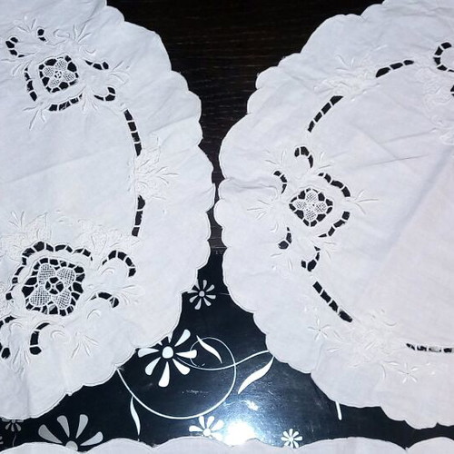 Cutwork table linen set like new, white