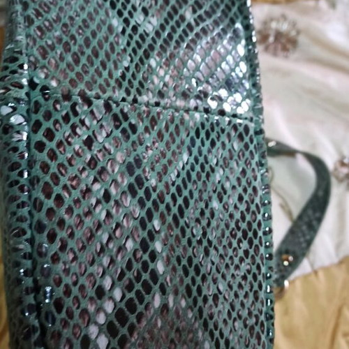 Leather shoulder bag like new, medium size, snake print, green