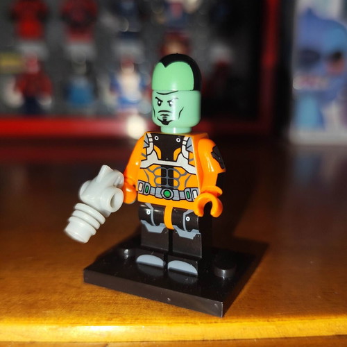 Leader Marvel Comics figure like new with base and grey blaster