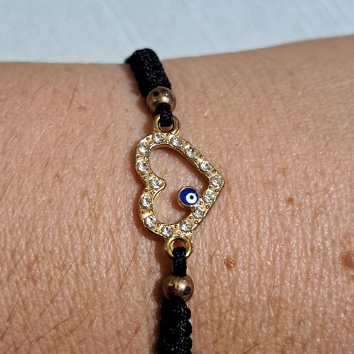 Macrame bracelet with heart charm