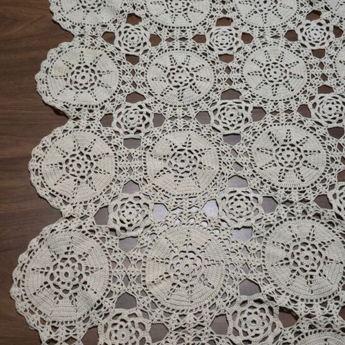 Handmade table runner with circular daisy motifs like new