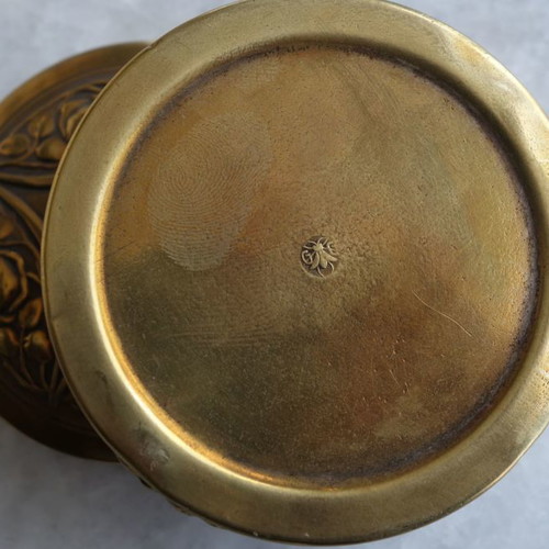 Art Deco powder box used (1900-1930) with repousse technique