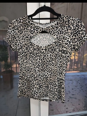 T-shirt with leopard print and chest cut-out, like new, one size