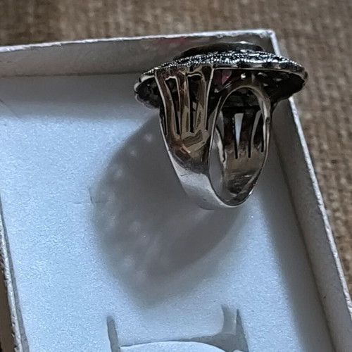 Silver 925 ring like new with vintage style and red stone