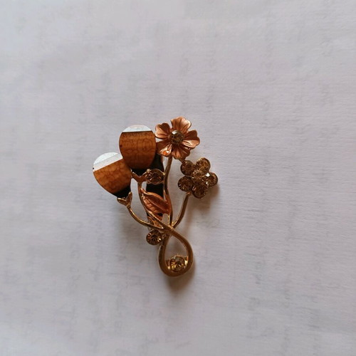 Women's pin new in gold tone