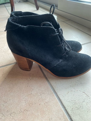 TOMS suede ankle boots used, black