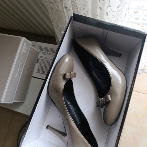 Patent leather pumps used size 38 in neutral oil-gray color